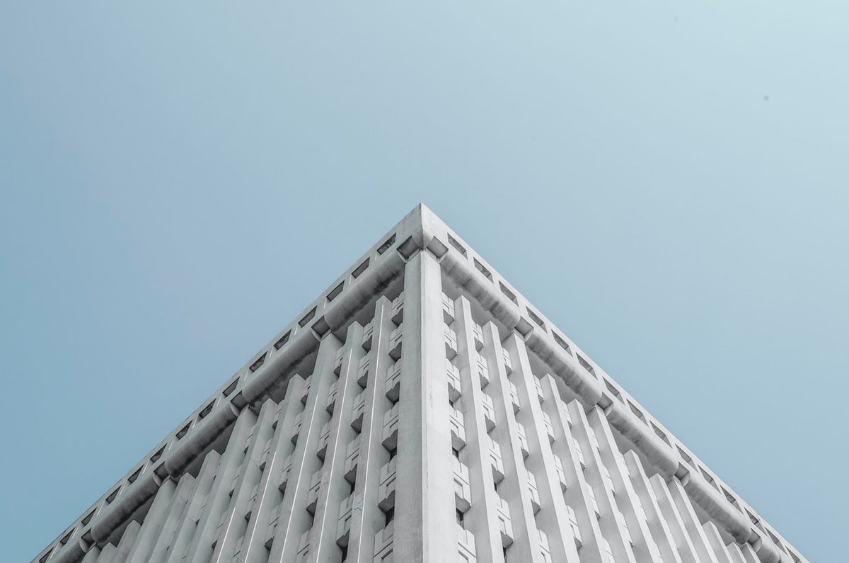 爱游戏-在水晶宫球员和裁判争论判点时，B费派梅努去偷亨德森手上的球