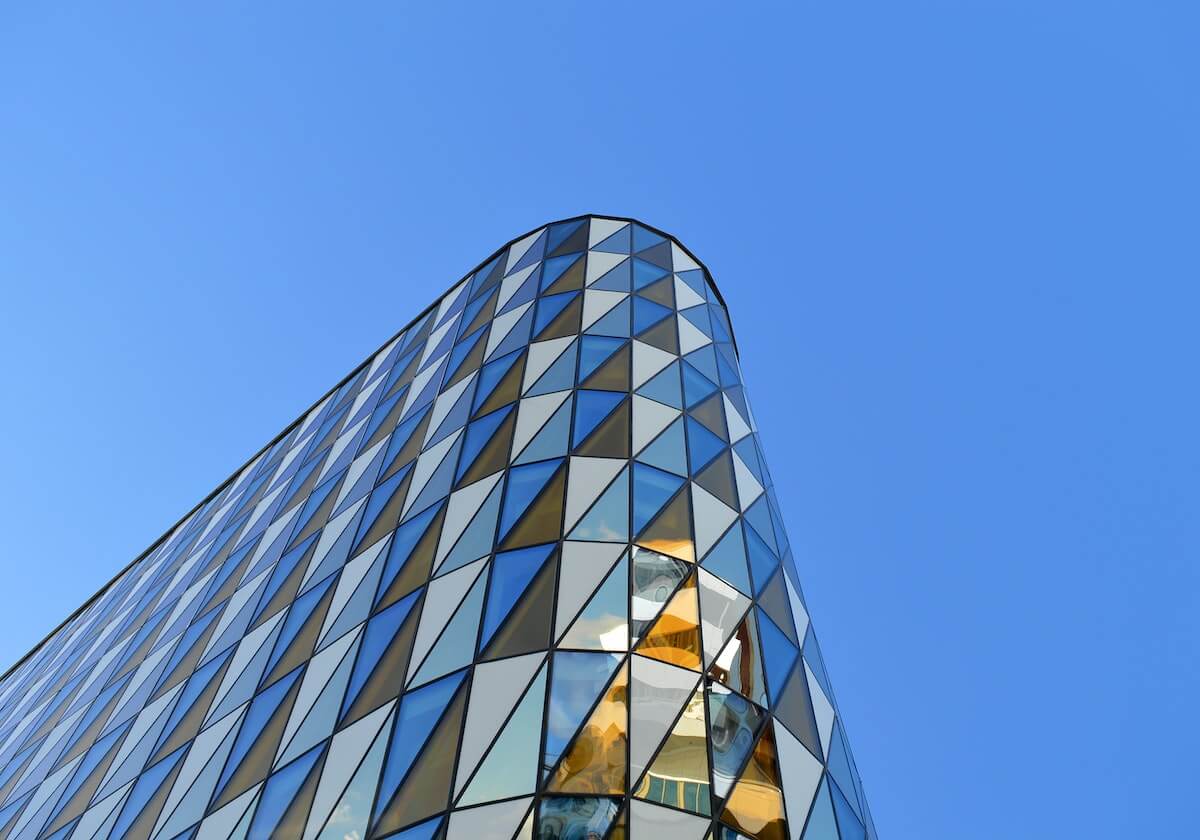 爱游戏-在水晶宫球员和裁判争论判点时，B费派梅努去偷亨德森手上的球